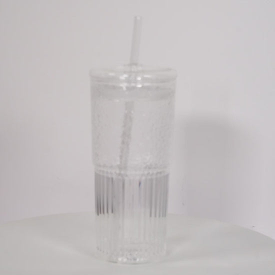 Video if the cup presenting it's transparency, tight lid, glass straw and aesthetic design