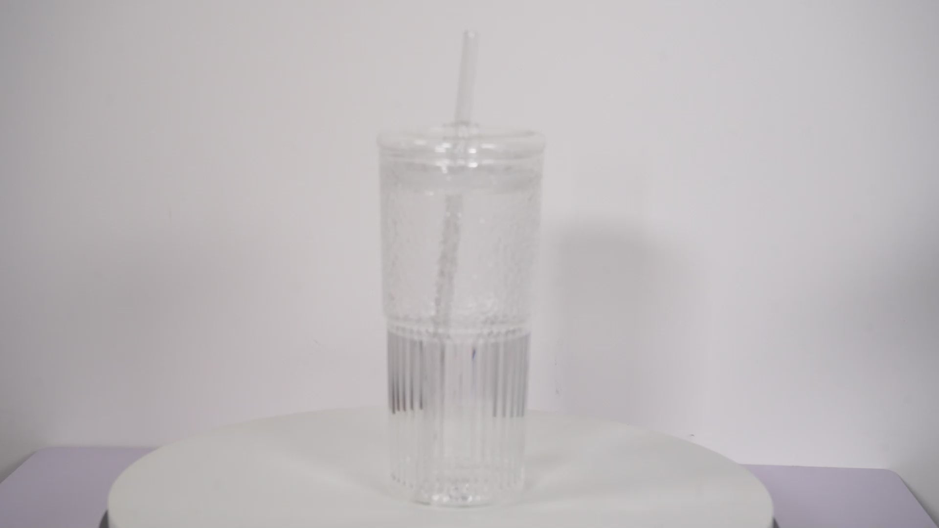 Video if the cup presenting it's transparency, tight lid, glass straw and aesthetic design